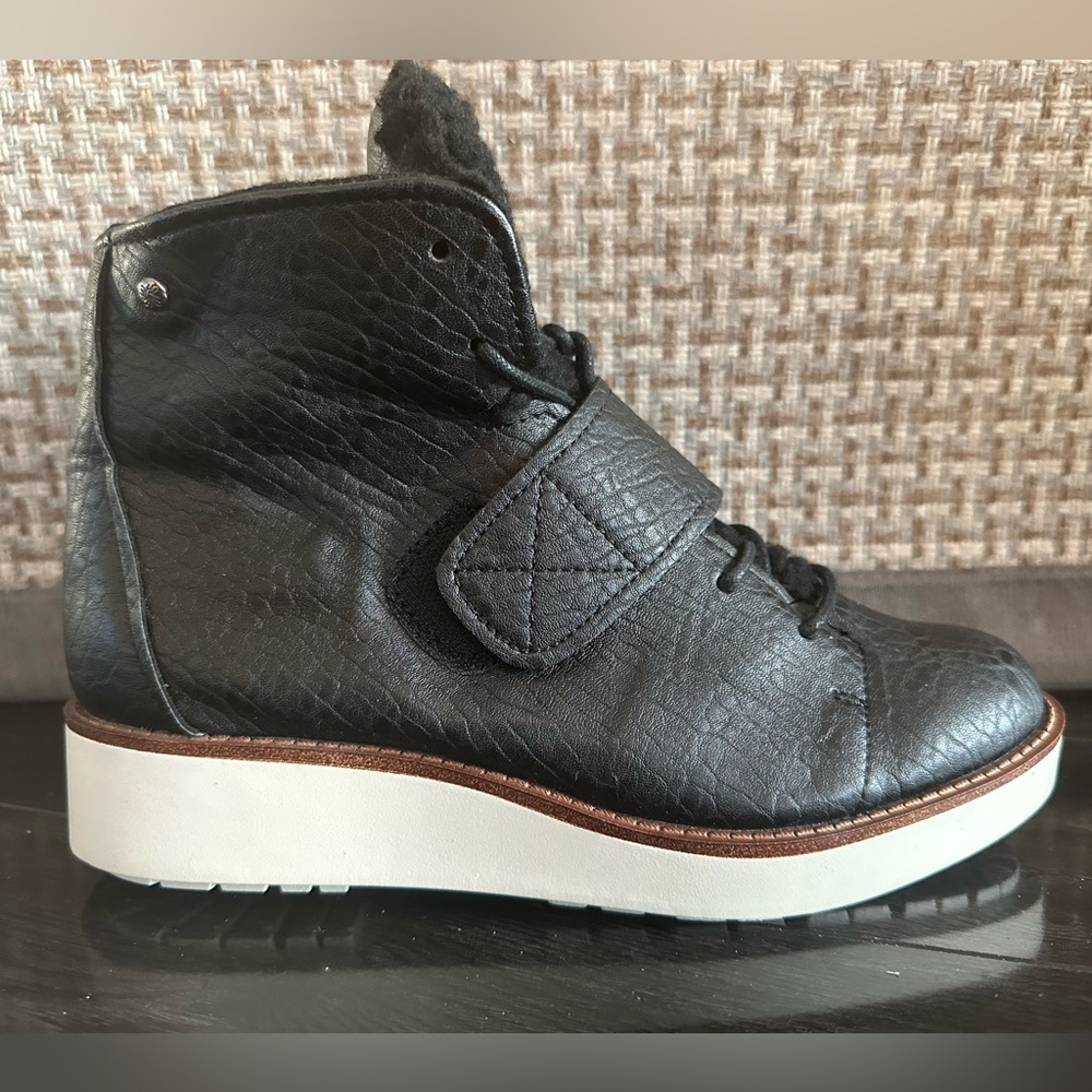Simply Vera Sperry Black Ankle Boots Womens 9M Lace-Up Faux Leather Vera Wang